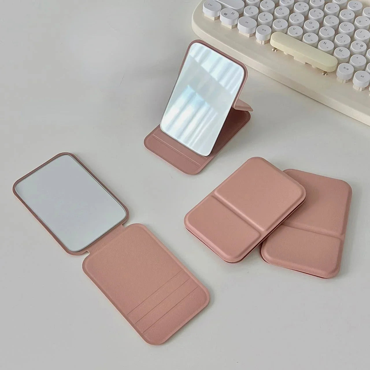 Miroir de Maquillage Portable et Pliable en Simili-Cuir – Design Chic & Compact